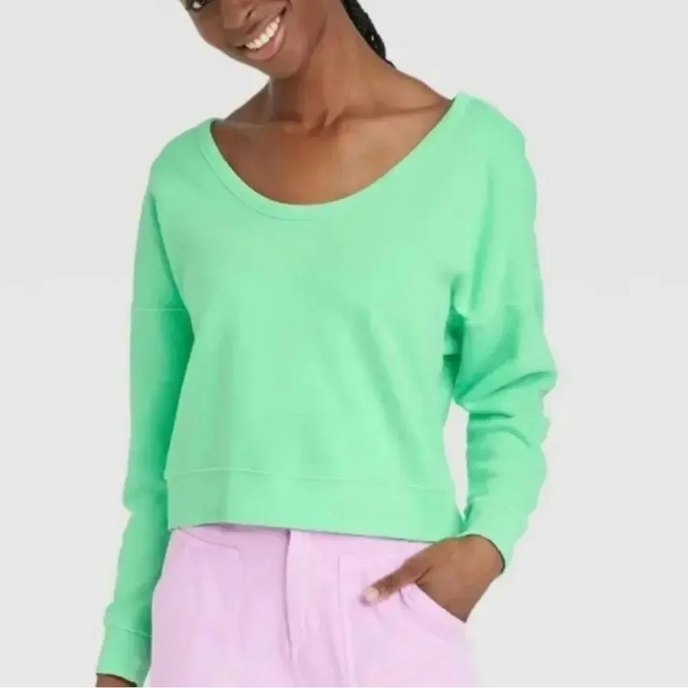 Universal Thread Women's Mint Green Scoop Neck Sweatshirt slightly cropped
